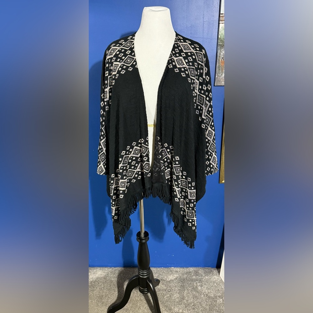 Mossimo Supply Co. black and white geometric print kimono with fringe Size-L/XL
